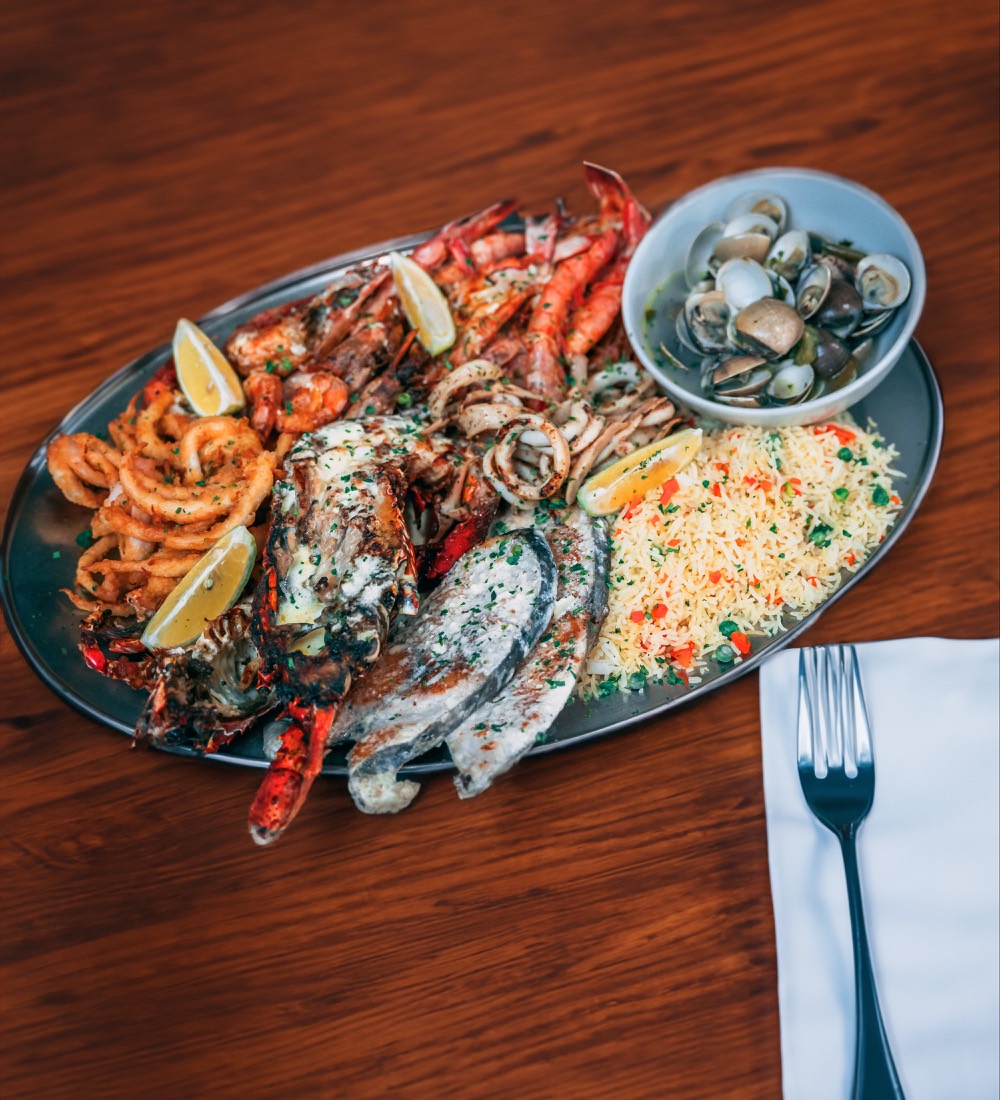 Mariscada com camarão, lagosta, lulas, amêijoas, peixe e arroz