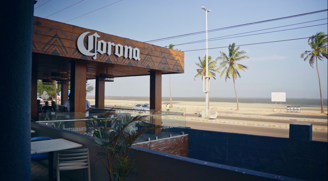 A esplanada do Costa do Sol, de frente para a praia e as palmeiras da Avenida da Marginal